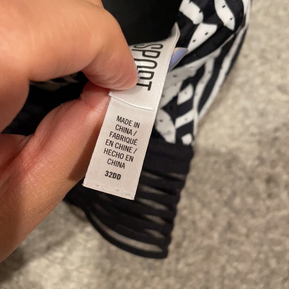 Victoria’s Secret Sports Bra 32DD - Picture 5 of 6
